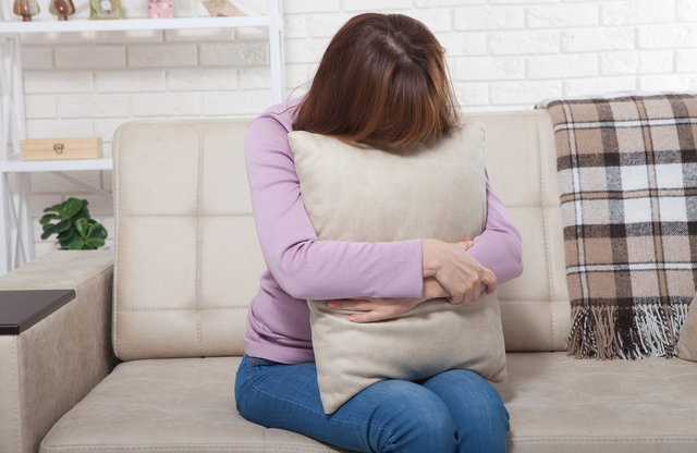 A middle aged brunette woman holding a pillow and crying on sofa. Home background. Menopause time.


<a href="https://www.vecteezy.com/free-photos/ligand">Ligand Stock photos by Vecteezy</a>